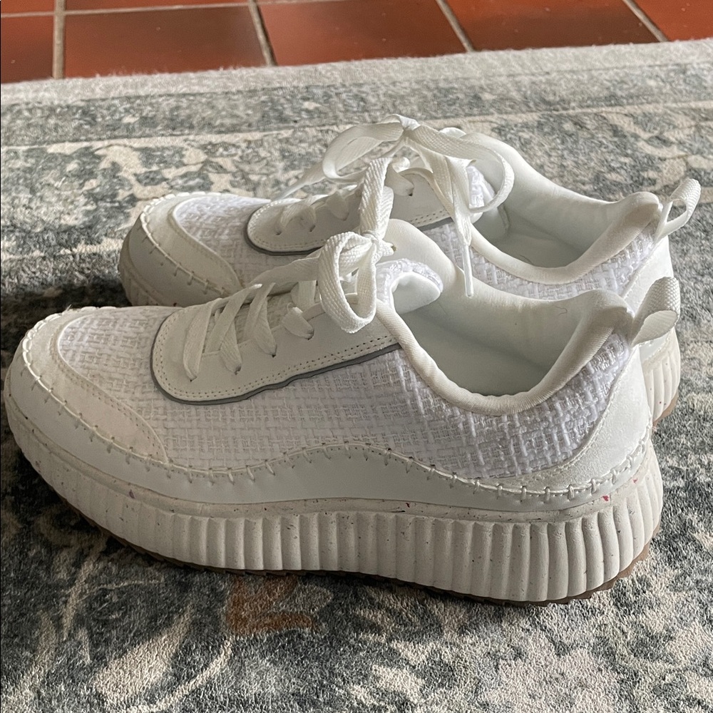 Dream Pairs White Textured Lace-Up Sneakers